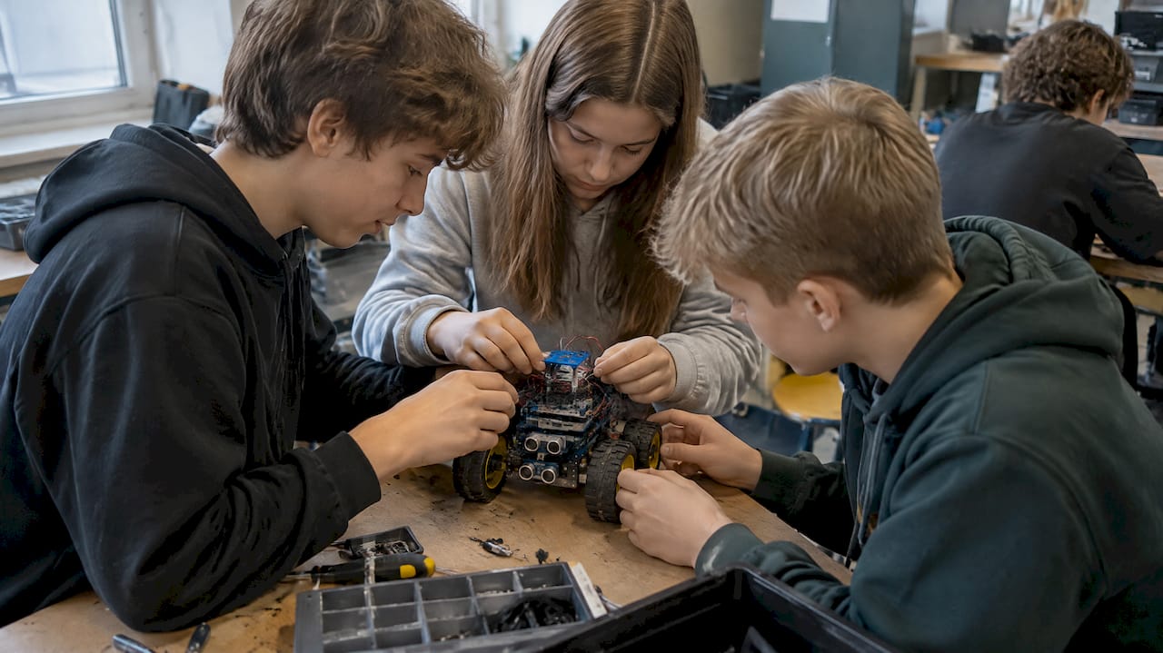 Uczniowie razem składają robota edukacyjnego