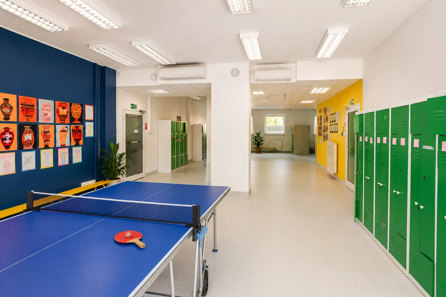 Szkolna szatnia z szafkami uczniów