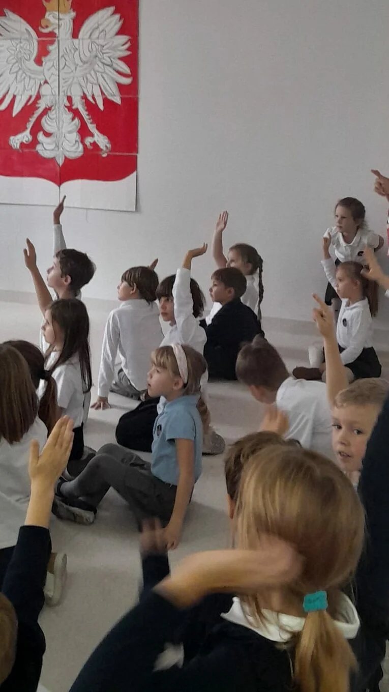 Uczniowie zgłaszają się podczas wspólnych zajęć